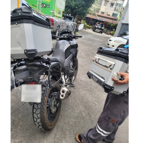 กล่องข้าง ปี๊บข้าง ใส่ได้ทุกรุ่น มีแบบธรรมดา และ แบบเว้าหลบท่อ ขนาด 38 ลิตร กล่องอะลูมิเนียมคุณภาพสูง แข็งแรง โดย Xmsr