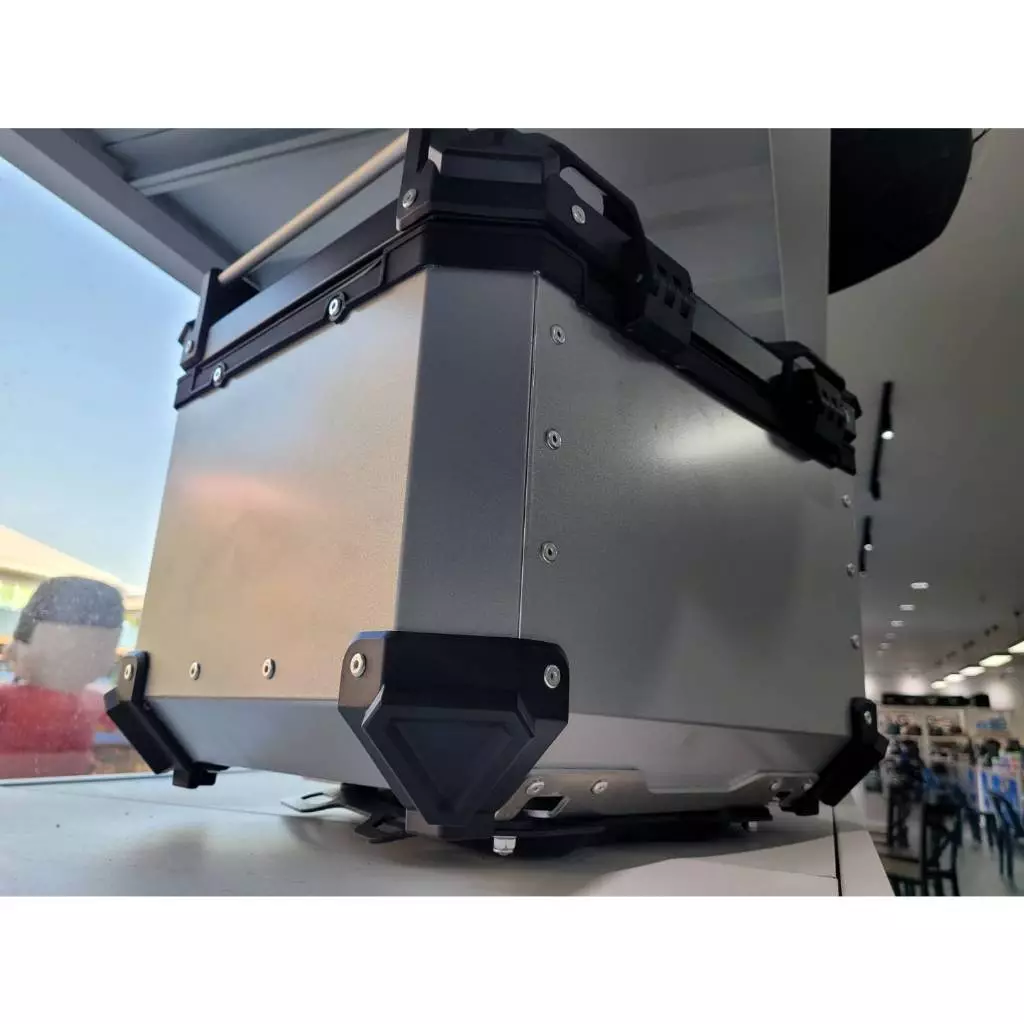 อะไหล่มุมกล่องท้าย/กล่องข้าง พร้อมรีเวท ขนาด 36L,45L,55L มุมปี๊บอลูมิเนียม XMSR ปิ๊บท้าย ปี๊บข้าง