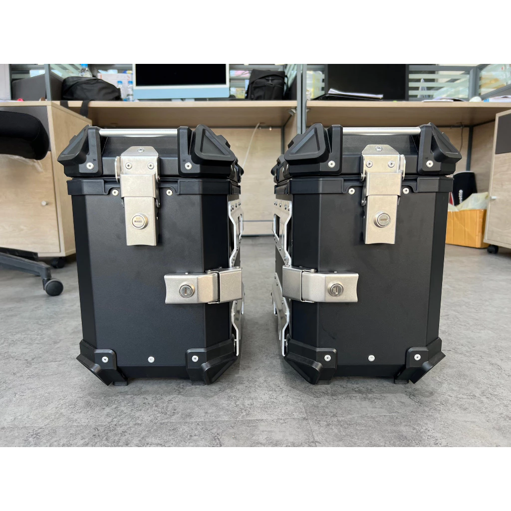 กล่องข้าง ปี๊บข้าง ใส่ได้ทุกรุ่น มีแบบธรรมดา และ แบบเว้าหลบท่อ ขนาด 38 ลิตร กล่องอะลูมิเนียมคุณภาพสูง แข็งแรง โดย Xmsr