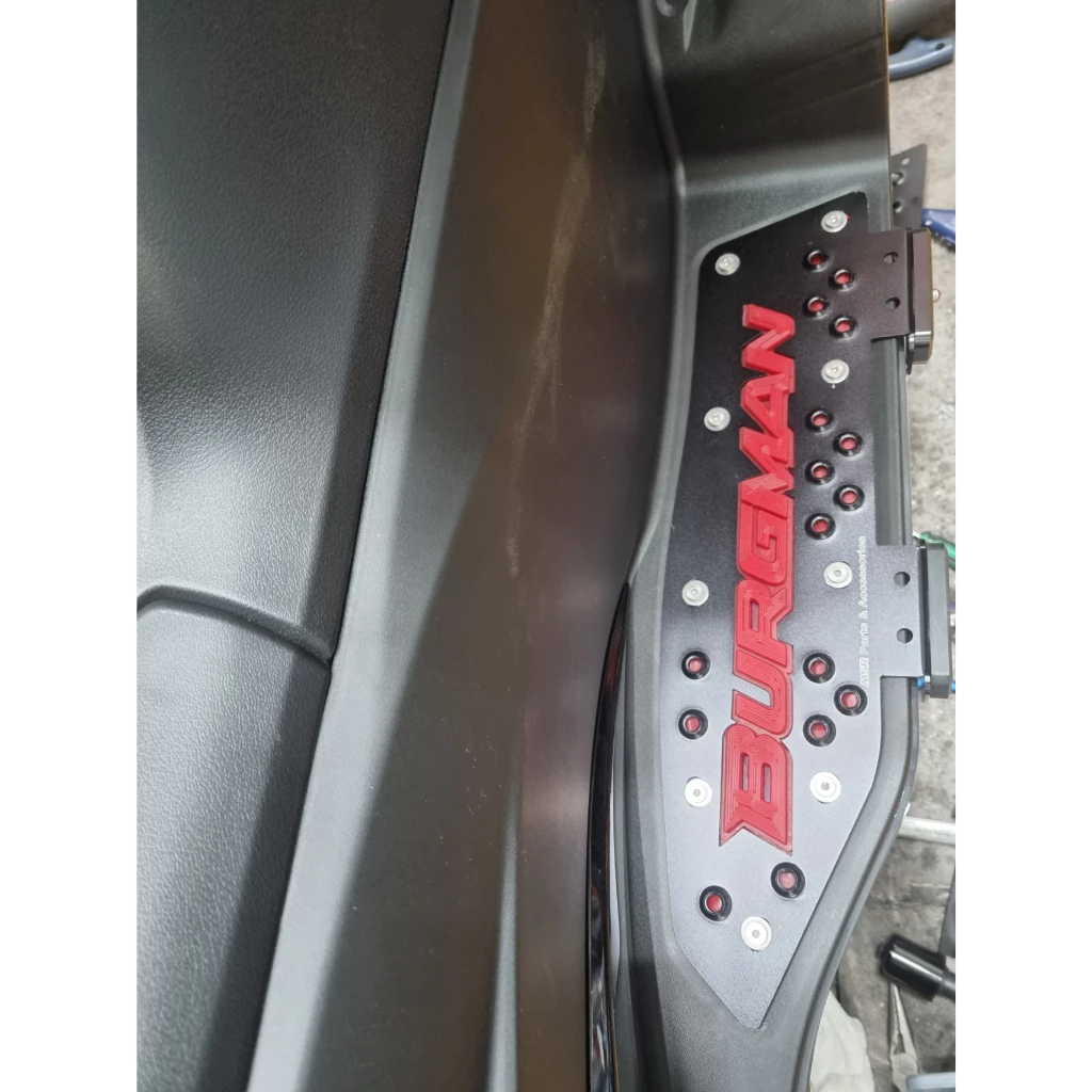 แผ่นรองพักเท้า SUZUKI BURGMAN 400 ปี 2018-2025 ผลิตจากอะลูมิเนียมอัลลอยด์ CNC แข็งแรง สีสวย ทนทาน ติดตั้งง่าย | XMSR
